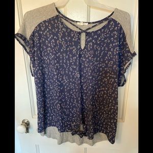 Maurices Women’s Navy & Grey shirt. Size XXL.